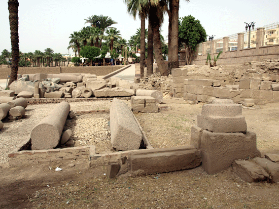 Ruinen außerhalb des Tempels.