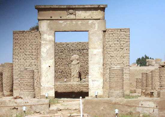 Ruinen eines Heiligtums außerhalb des Tempels.