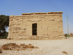 Frontansicht des Tempels von Deir esch-Schewit