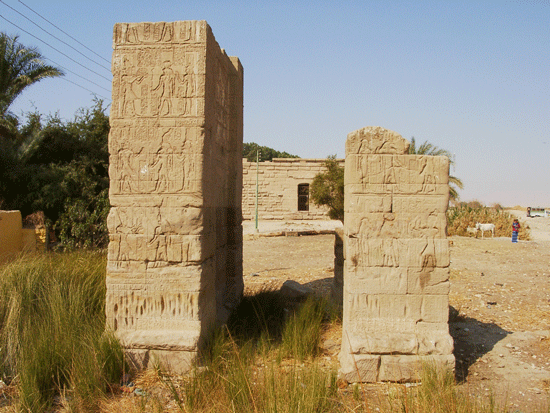 Ruine des Eingangs des Tempels von Deir esch-Schewit